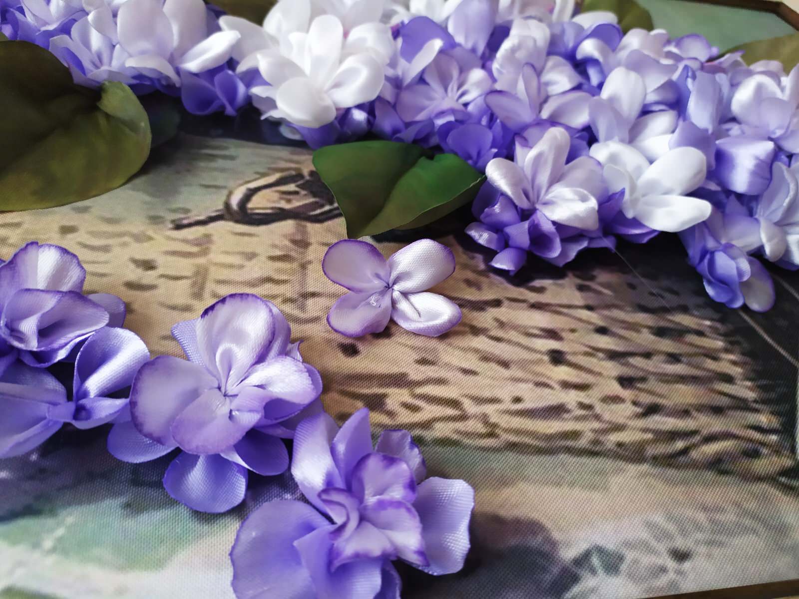 Корзина с фиалками