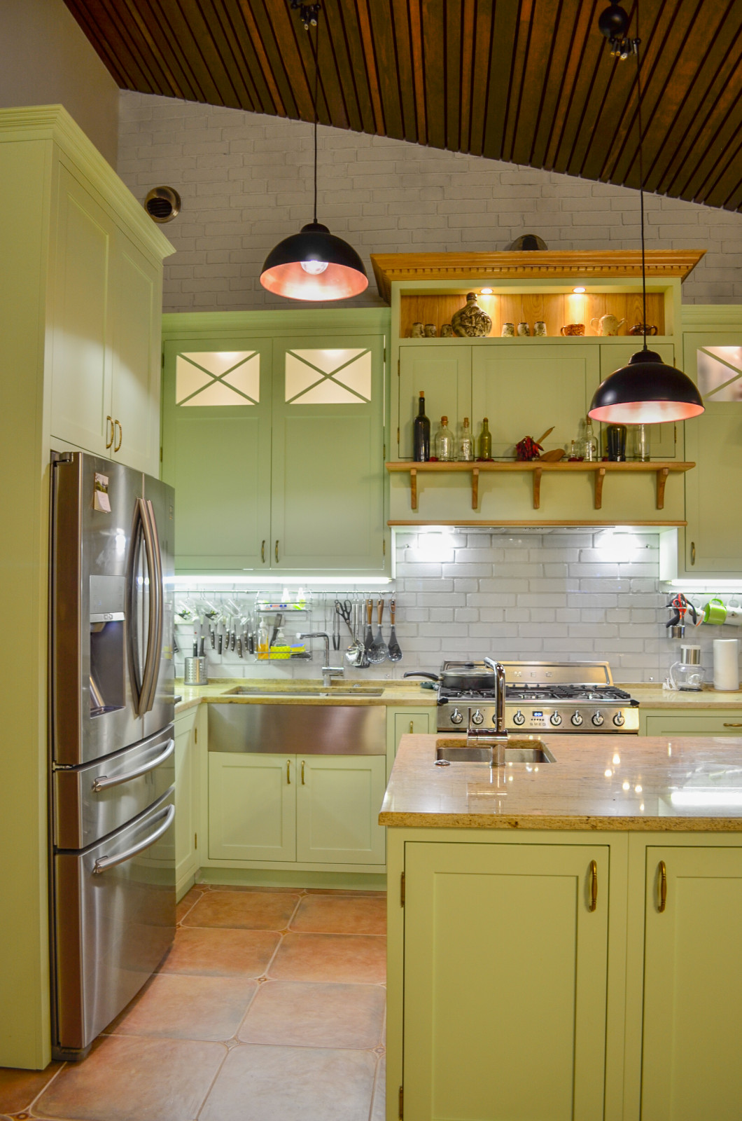 Нежно-зеленая кухня в американском стиле с островом