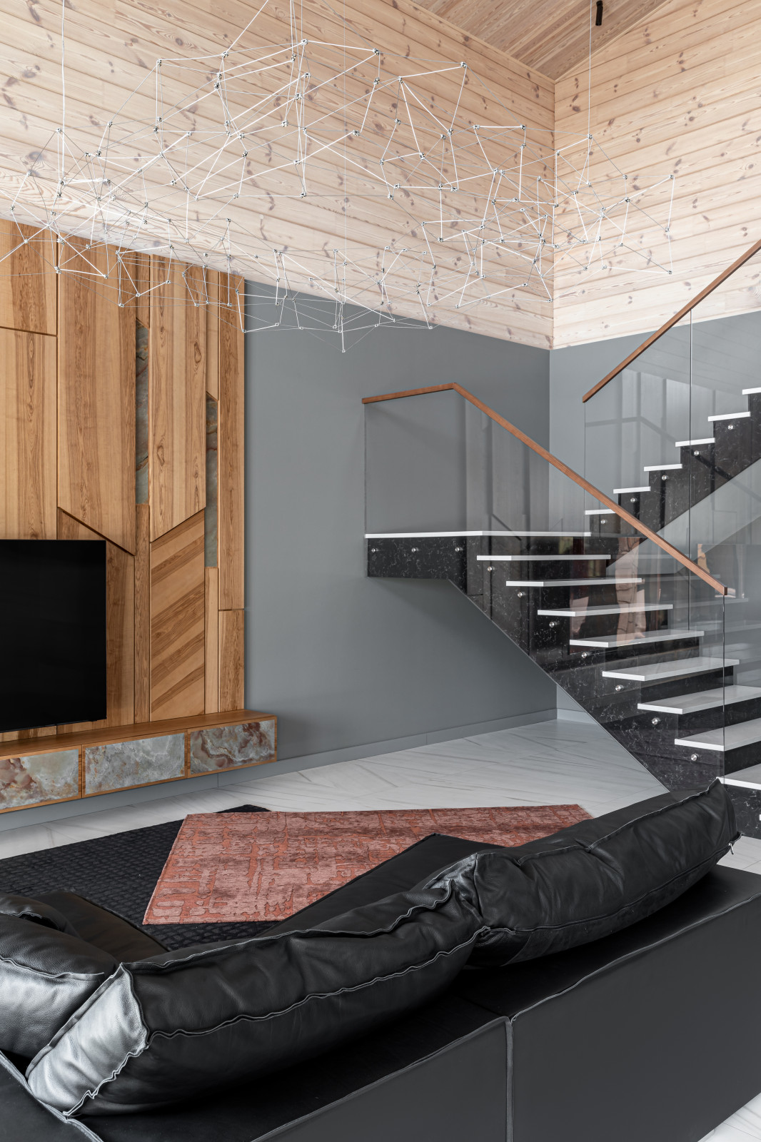 Камень внизу, дерево вверху.