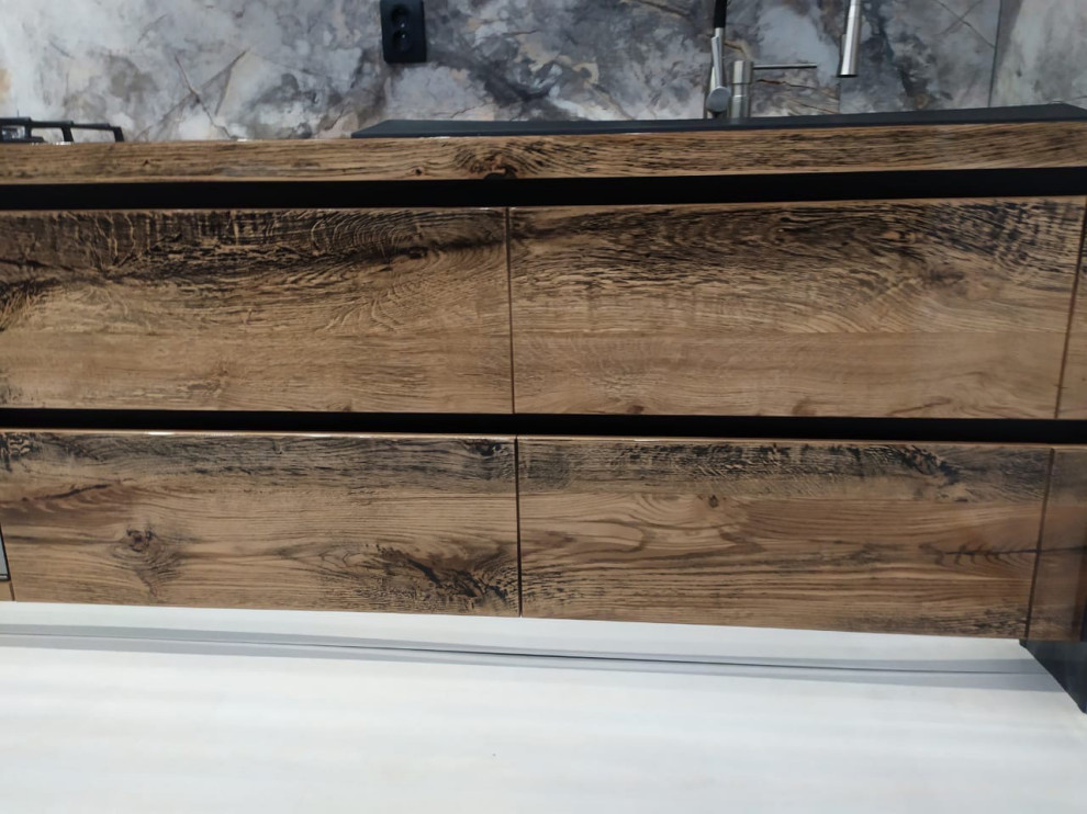 Кухня в совремееном стиле с фасадами из шпона