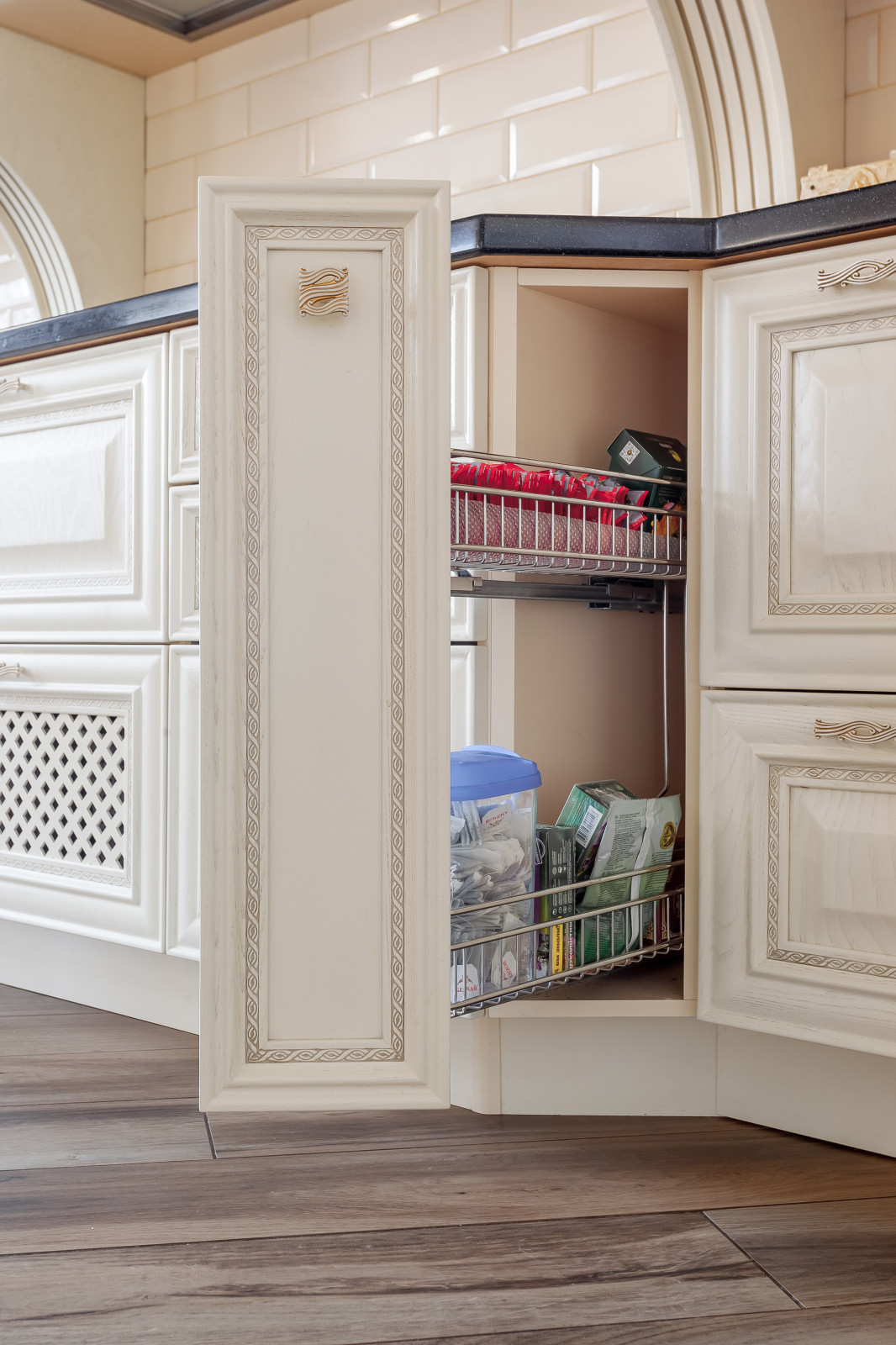 Кухня с порталом в частный дом г. Краснодар и массива ясеня