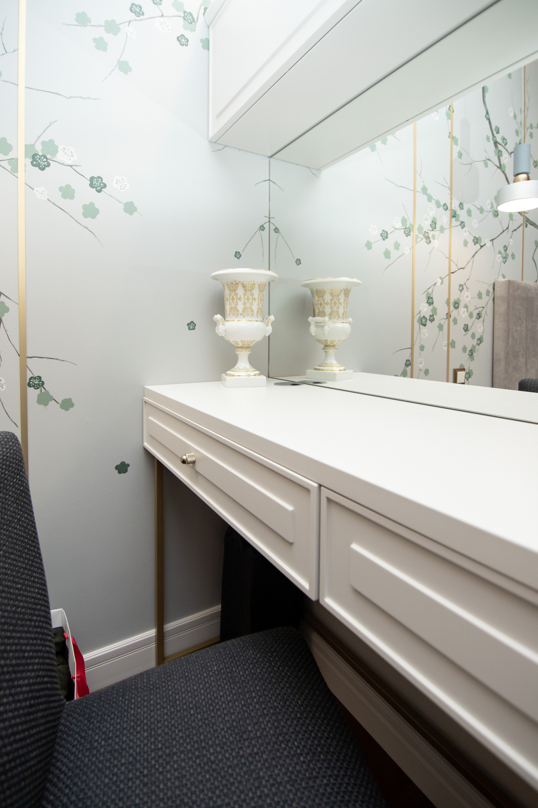 Меблировка спальной комнаты в стиле неоклассика