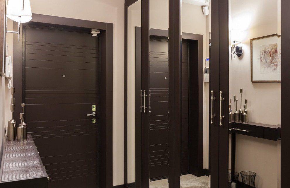 Винтовая лестница трехуровневой квартиры