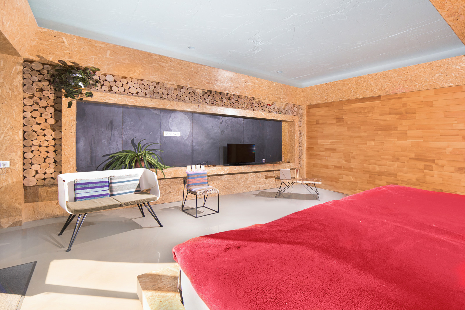 Обложка проекта: дом встроен в холм