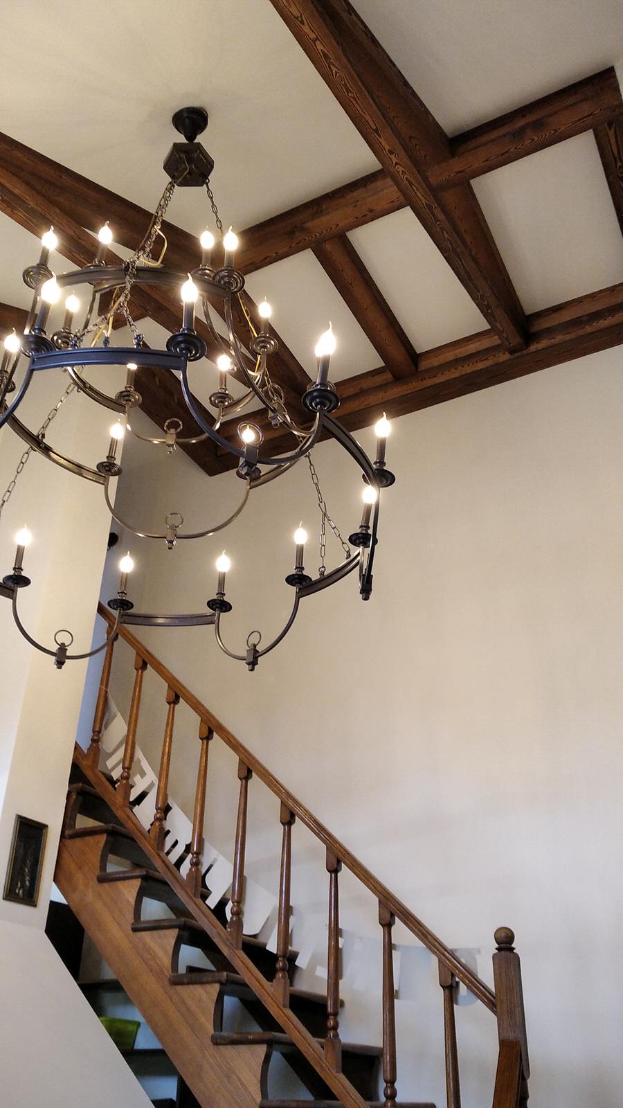 Декоративные балки из лиственницы в двухэтажной квартире в центре Москвы