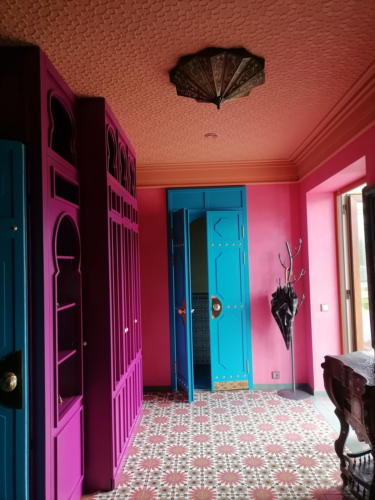 Интерьер дома в восточном стиле с бассейном и хаммамом