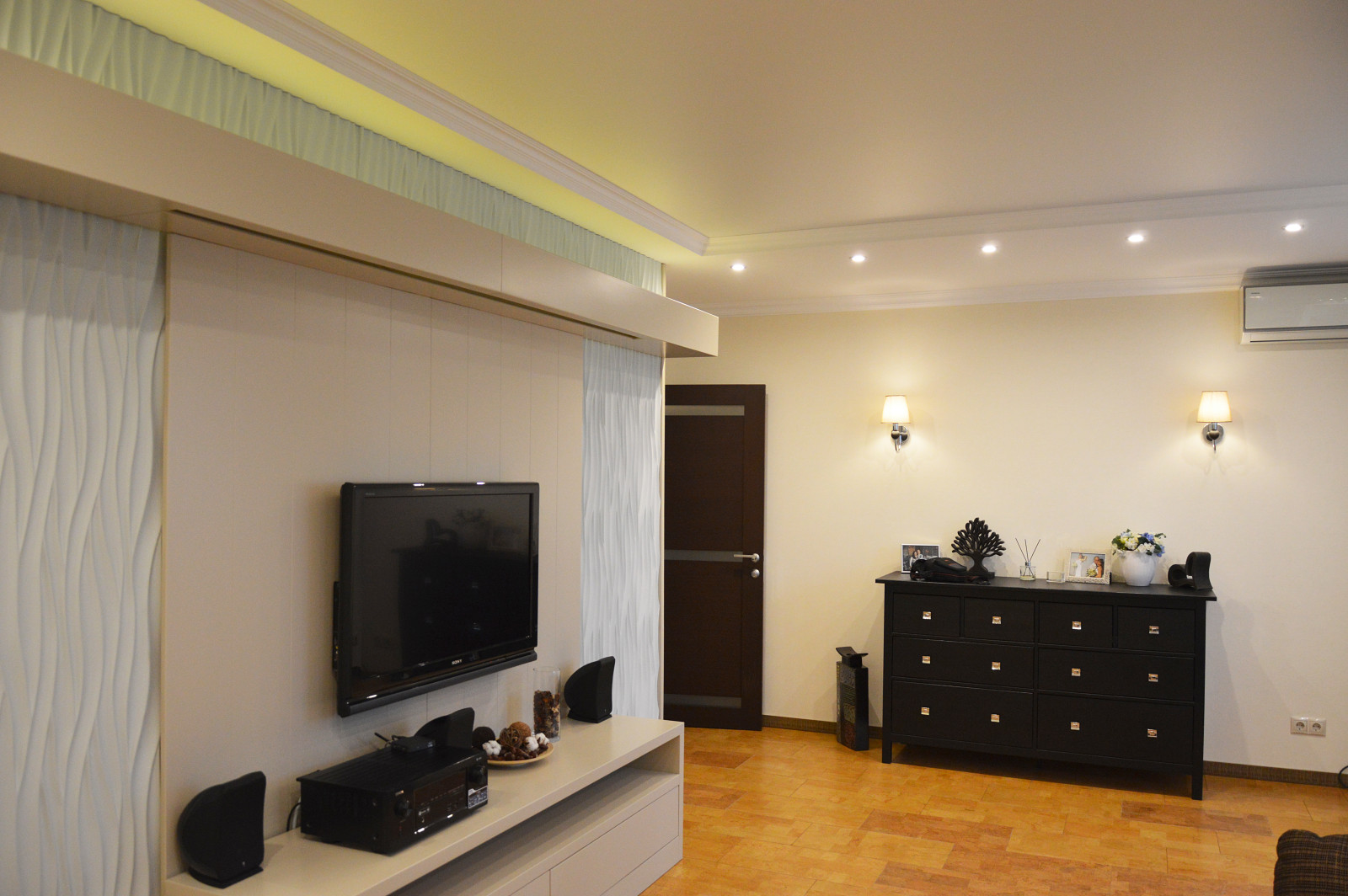 Обложка проекта: Гостиная с проектором