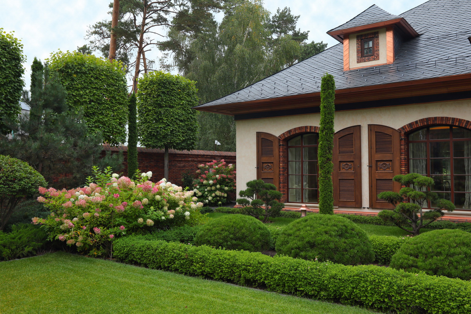 Коттеджный сад в Барвихе (дизайн и исполнение компании "Imperial Garden")