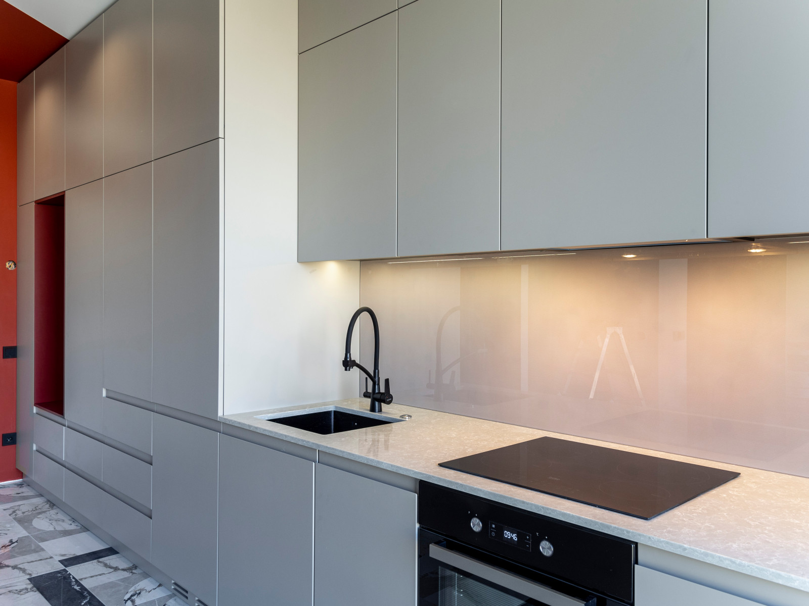 Большая стильная кухня в неоклассическом стиле в светлых тонах