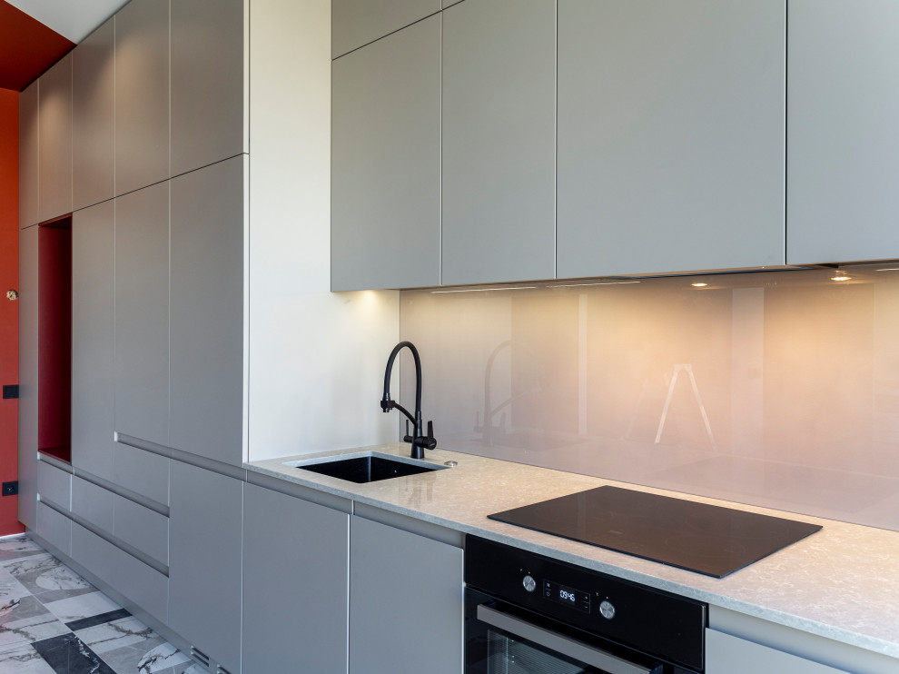 Большая стильная кухня в неоклассическом стиле в светлых тонах