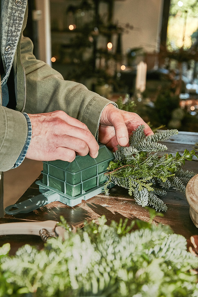 Своими руками: Новогодний декор из шишек и хвои — как в Дании
