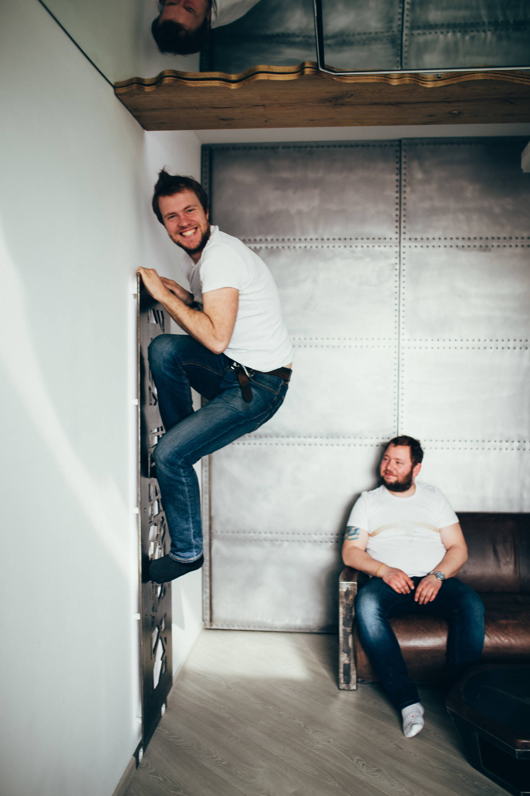 Портрет: Подвесная кровать и брутальная мебель от экспериментатора