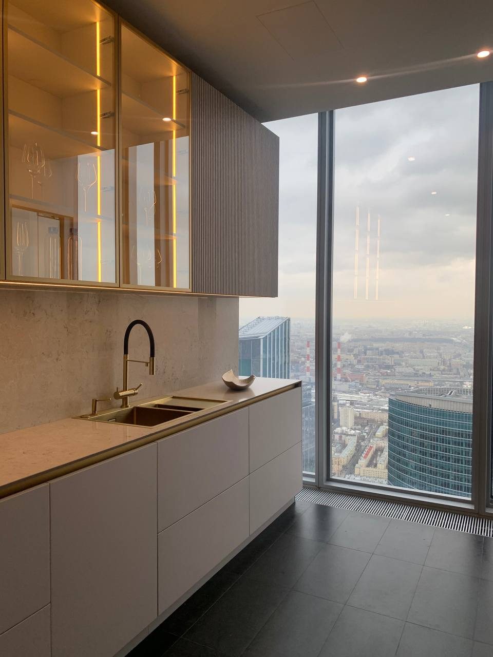 Обложка проекта: Стильная кухня в башне ОКО Москва-Сити