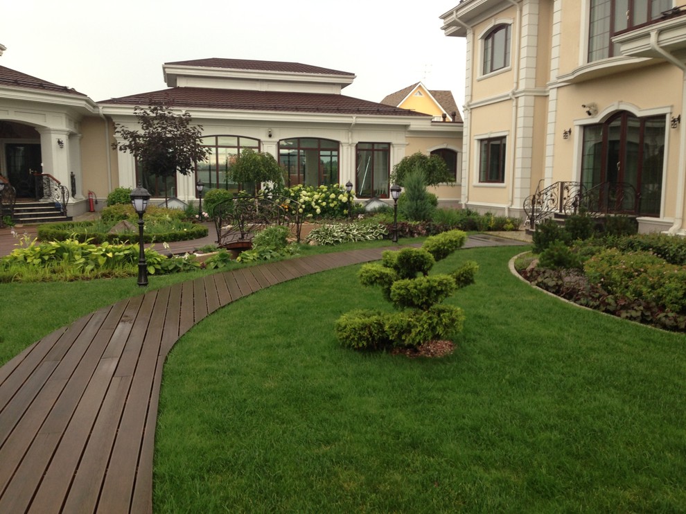 Внутренний дворик в коттеджном поселке "Изумрудный город"