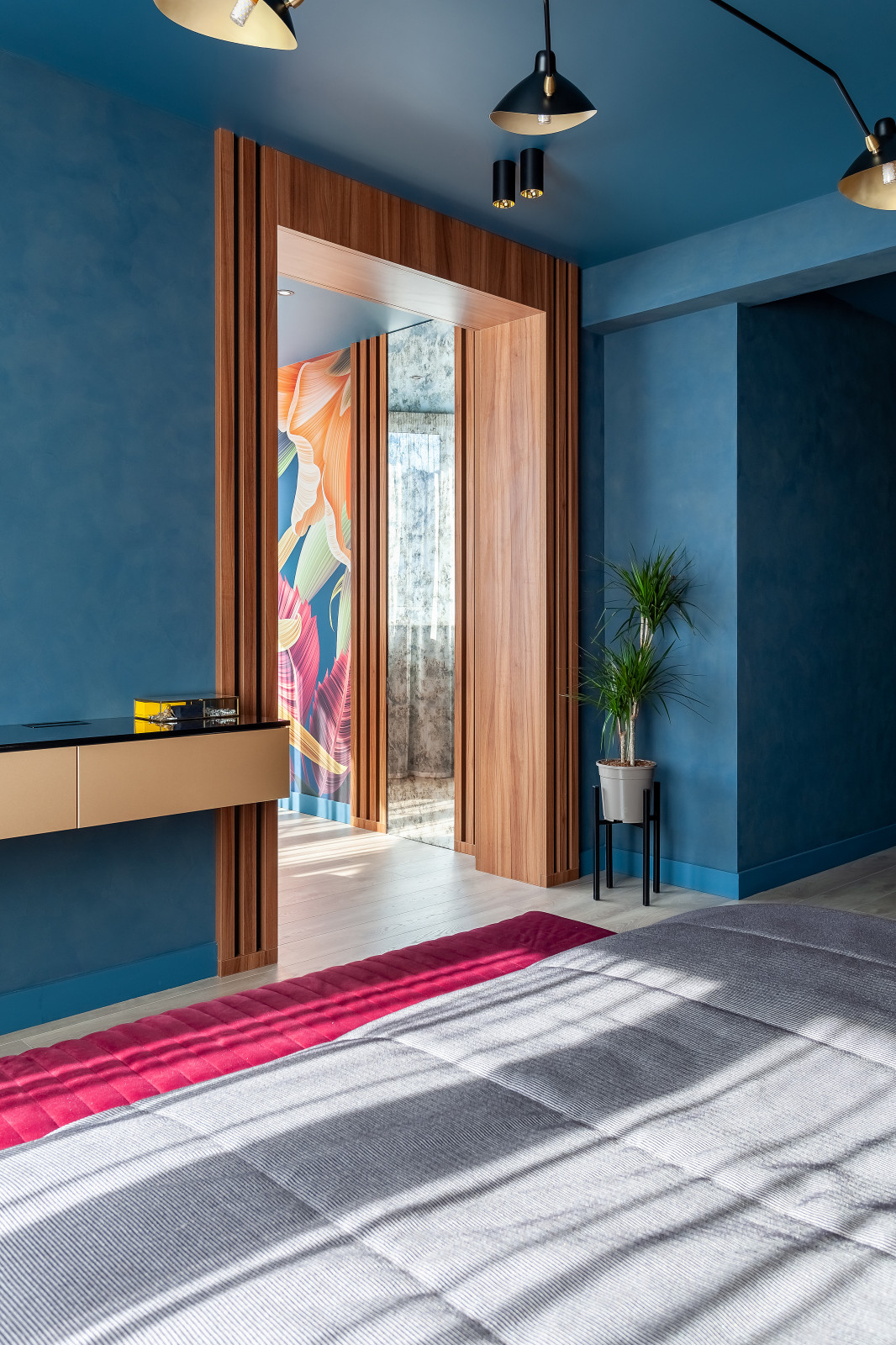 Портал между спальней и лоджией оформлен панелями и рейками из ЛДСП