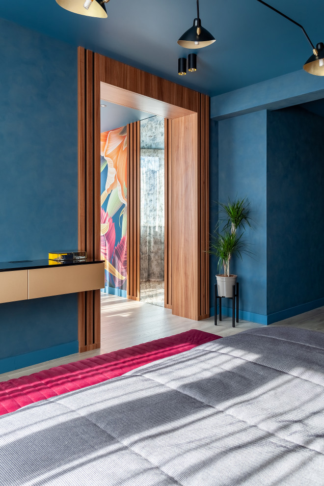 Портал между спальней и лоджией оформлен панелями и рейками из ЛДСП