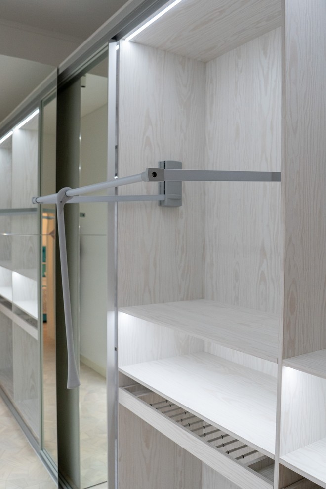 Гардеробная raumplus с LED-подсветкой, брючницами и пантографами