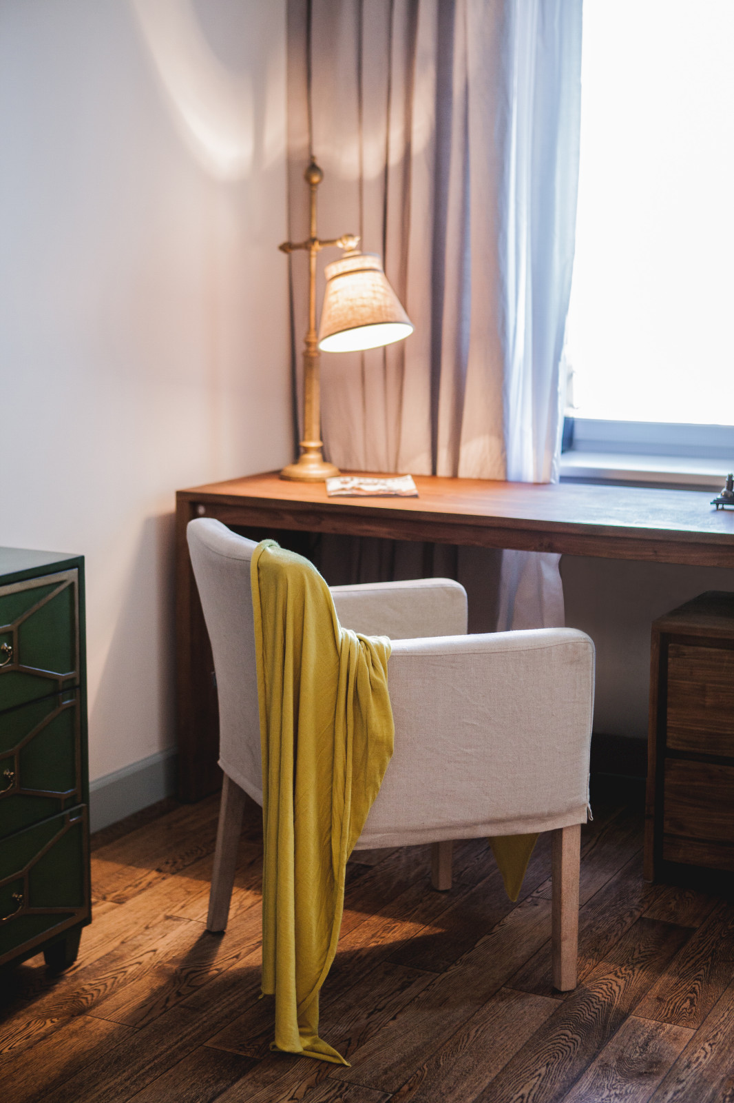 Проект недели: Кабинет в колониальном стиле с тиком и папоротником