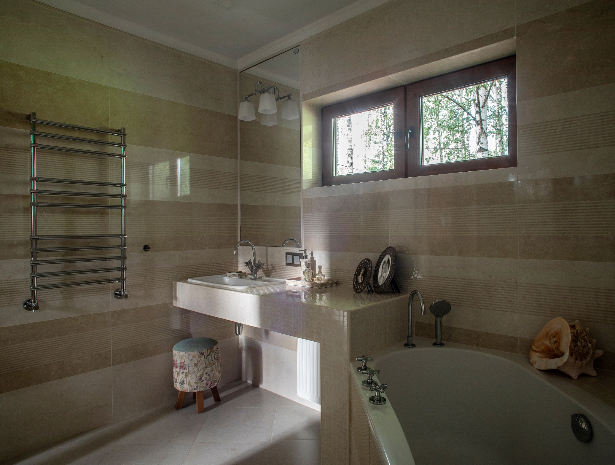 Houzz тур: Загородный дом с березовой рощей и камином