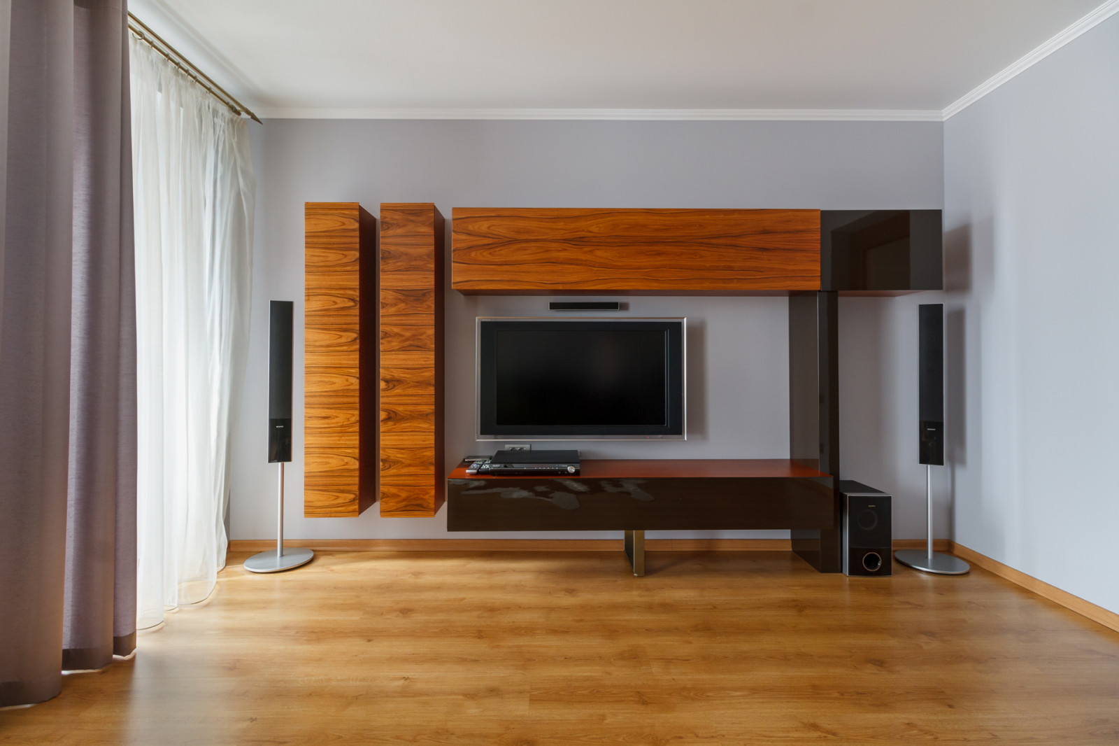 Трёхкомнатная квартира с кухней-гостиной в классическом стиле