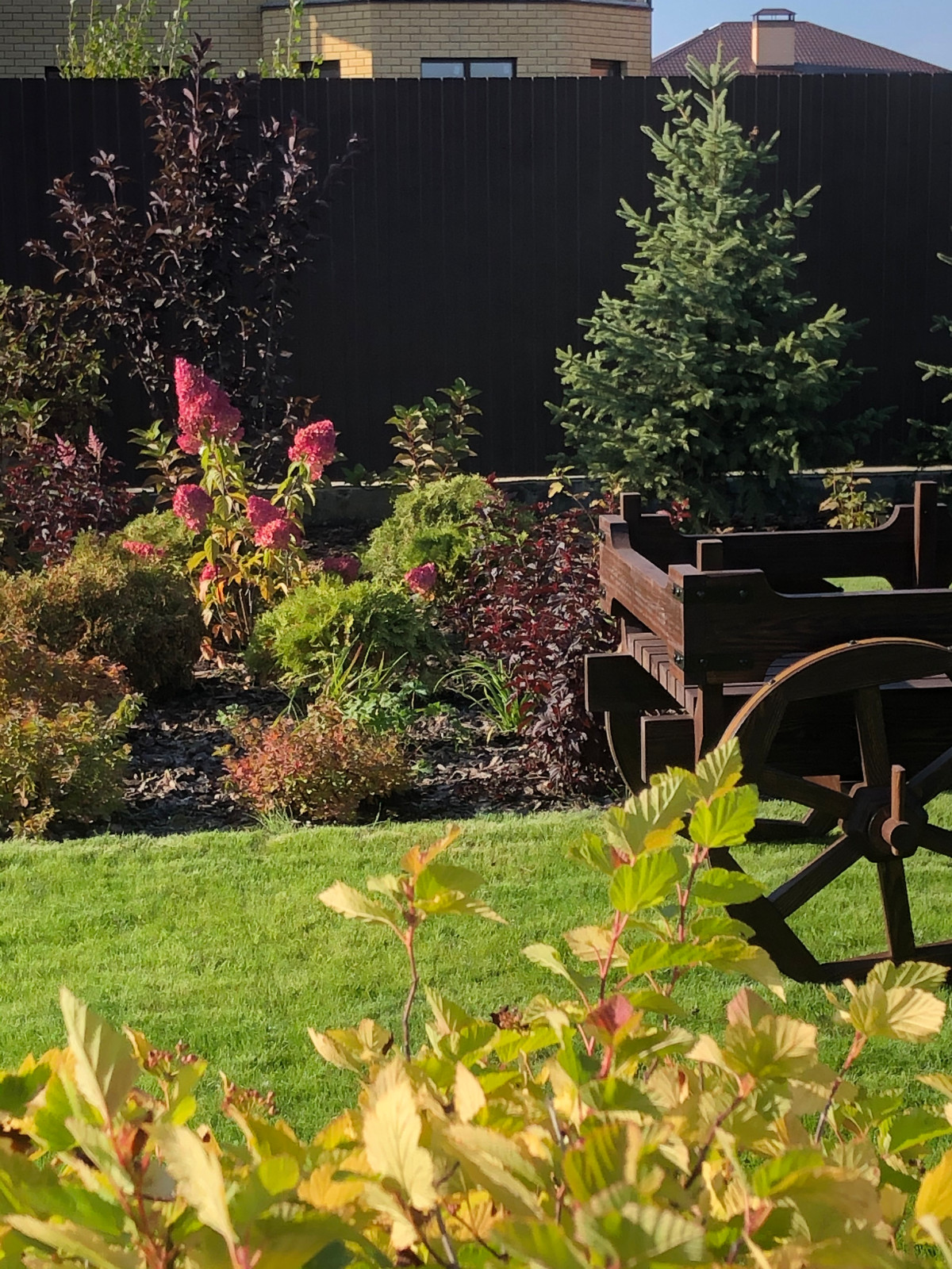 Сад с арт-объектом