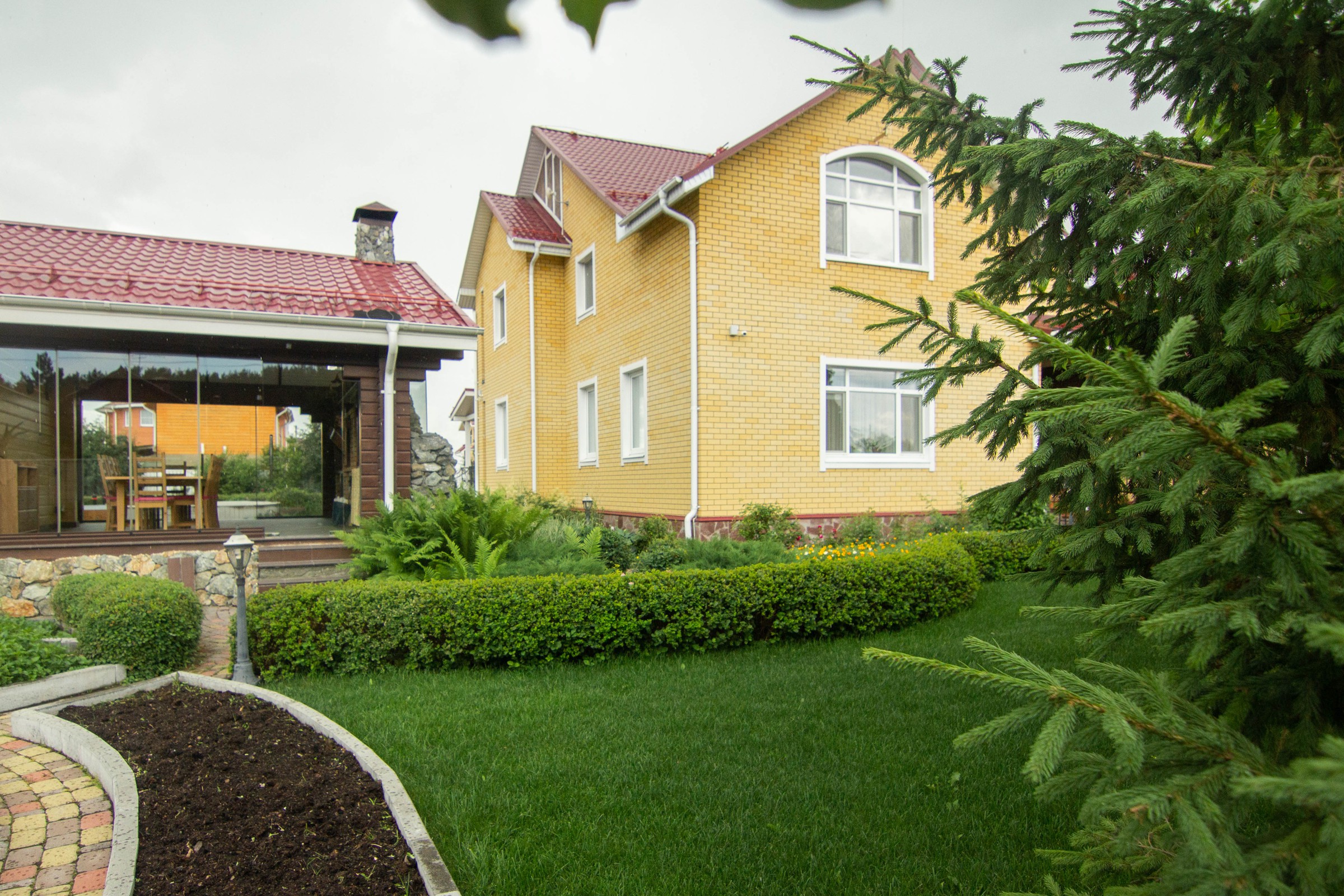 Сад с зеленой крышей