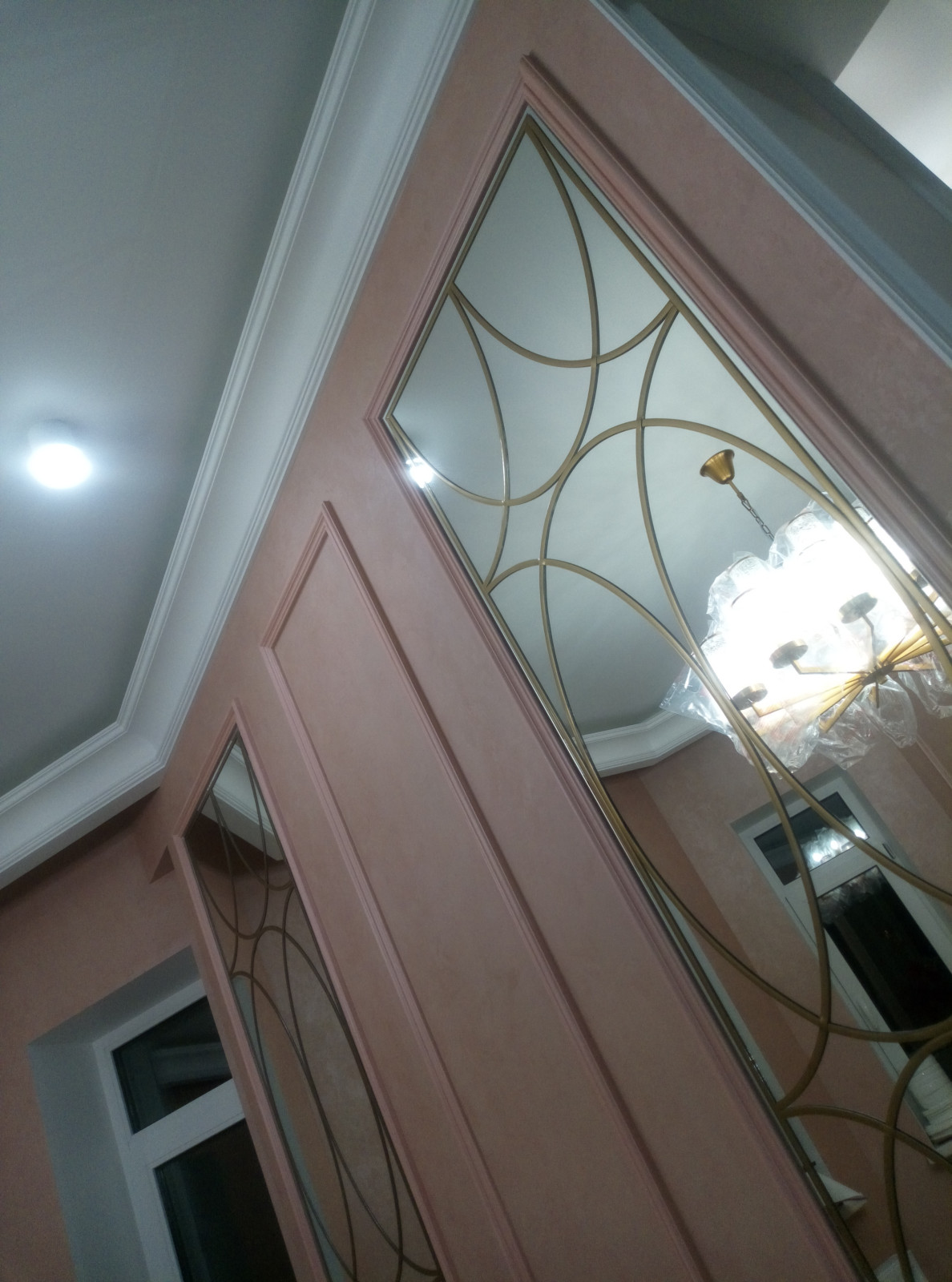 Кухня и гостиная с витринами