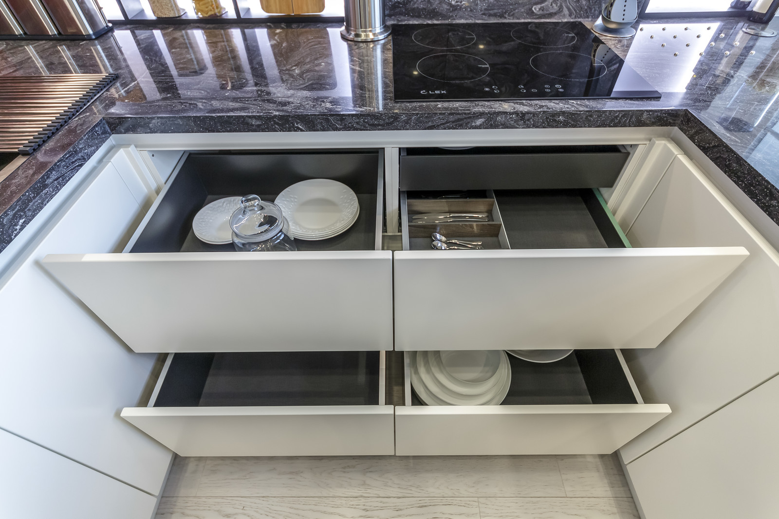 «Квартирный вопрос»: «Гранатовая кухня»