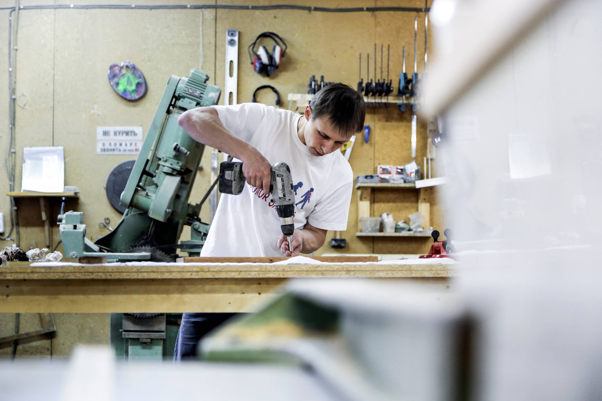 Портрет: Антон Коротков — кудесник зеркал и панно