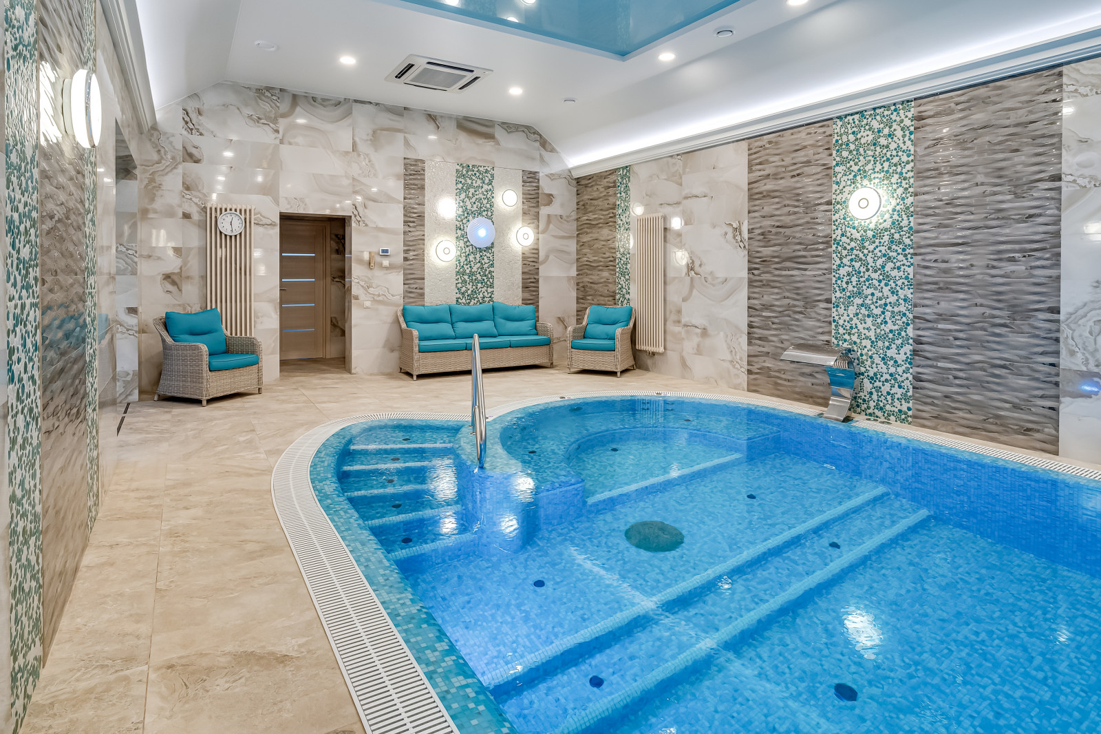 Интерьер с бассейном