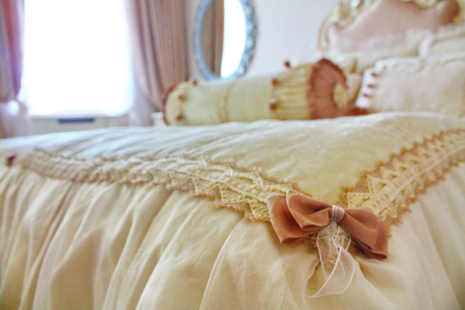 Спальни из розовой мечты: оформление кроватей; покрывала, валики, подушки