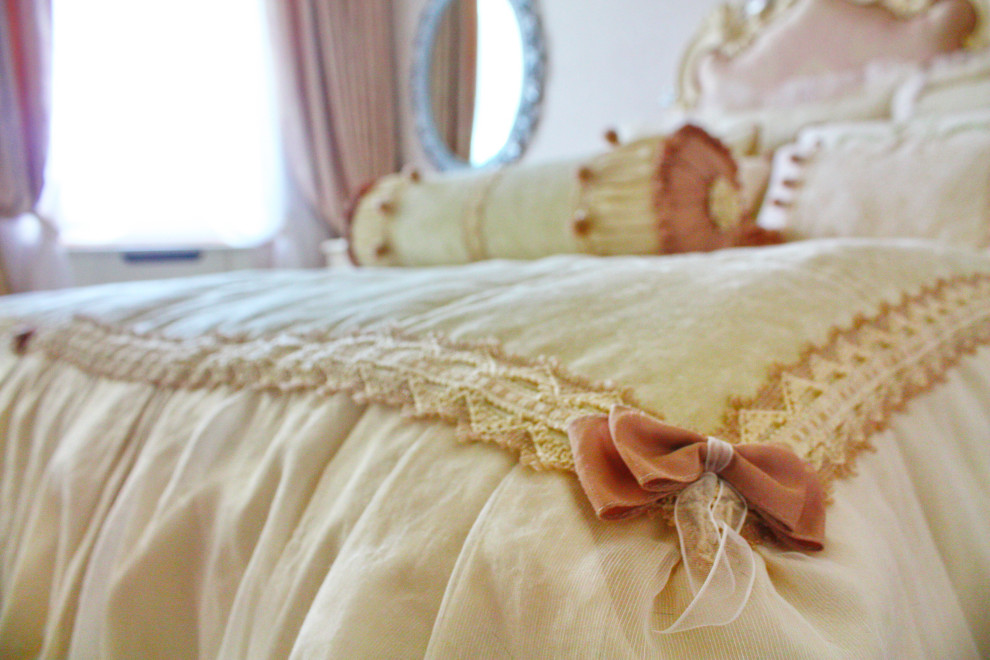 Спальни из розовой мечты: оформление кроватей; покрывала, валики, подушки