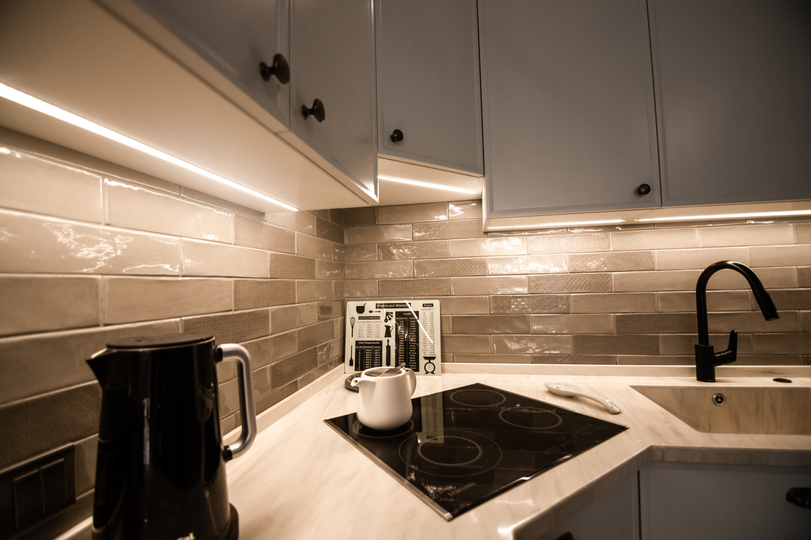 Светлая кухня с деревянными элементами