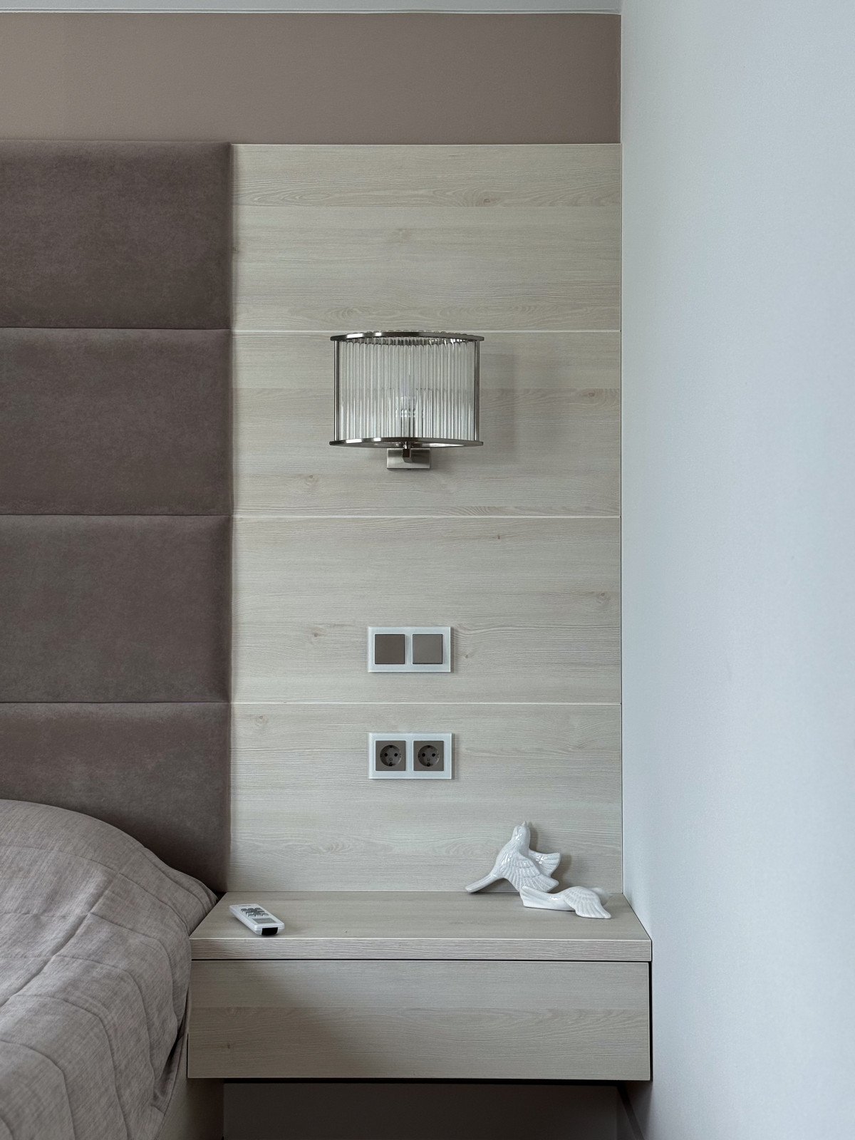 Мягкое изголовье, бра для чтения и розетки для зарядки гаджетов