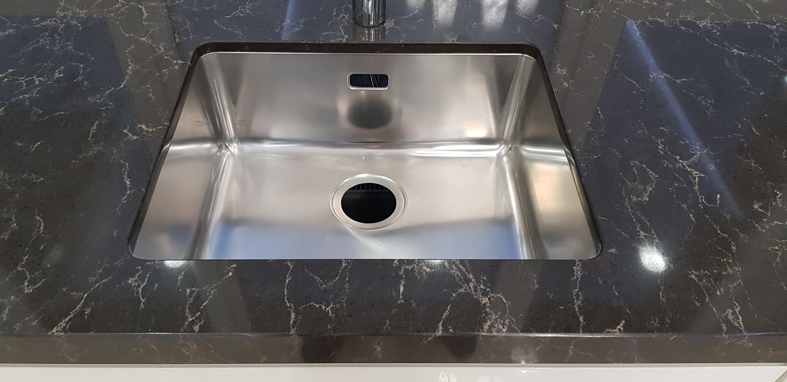 Кухонная столешница из кварцевого агломерата Caesarstone cо слитным подоконником