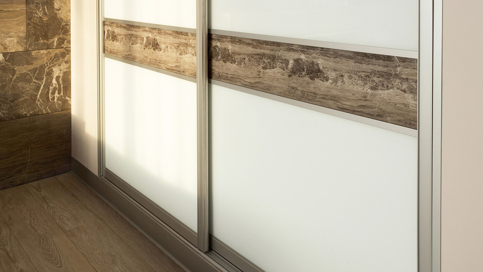 Спальня с ТВ зоной и отделкой из листового керамогранита