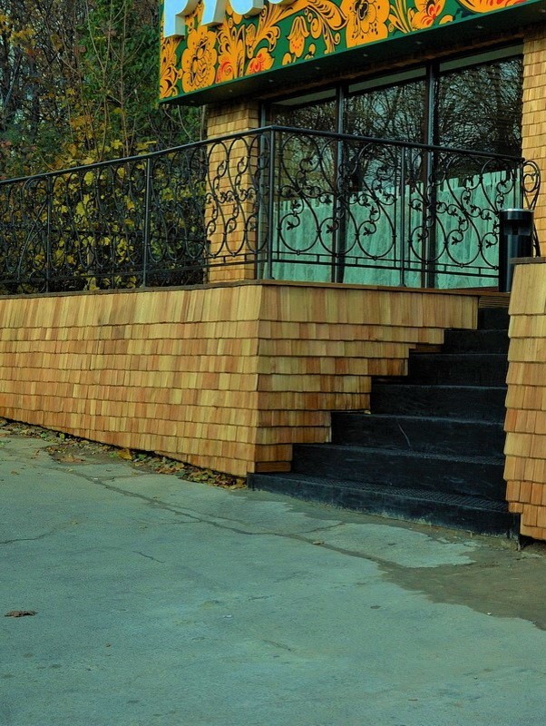 Монтаж фасада ресторана из дранки