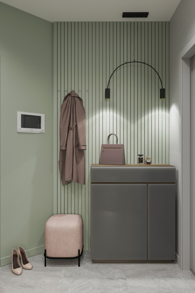 Прихожая с оливковой стеной