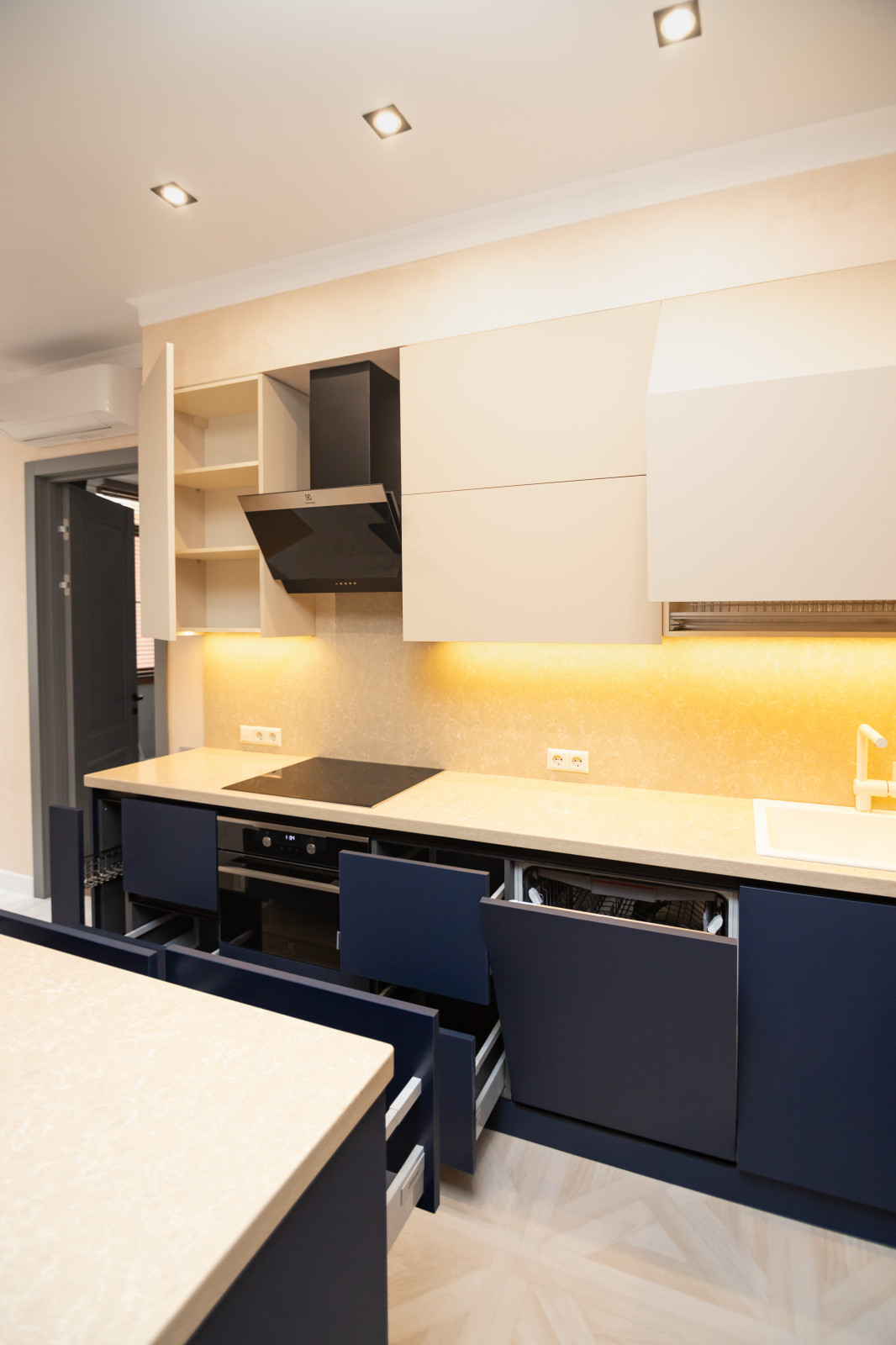 Бело-синяя кухня в современном стиле