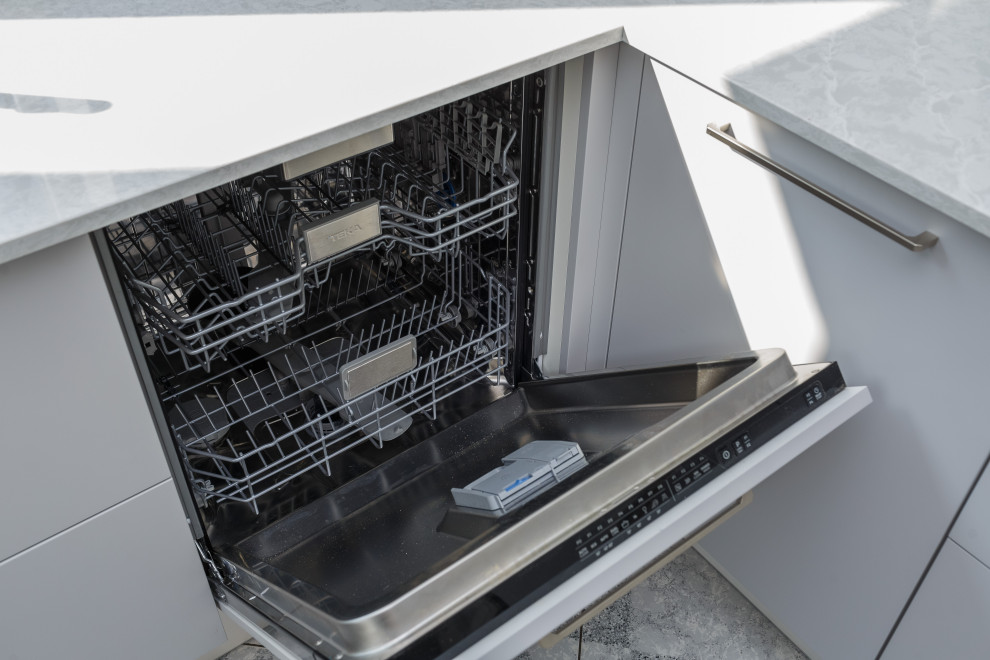 Кухня в современном стиле с каменной столешницей