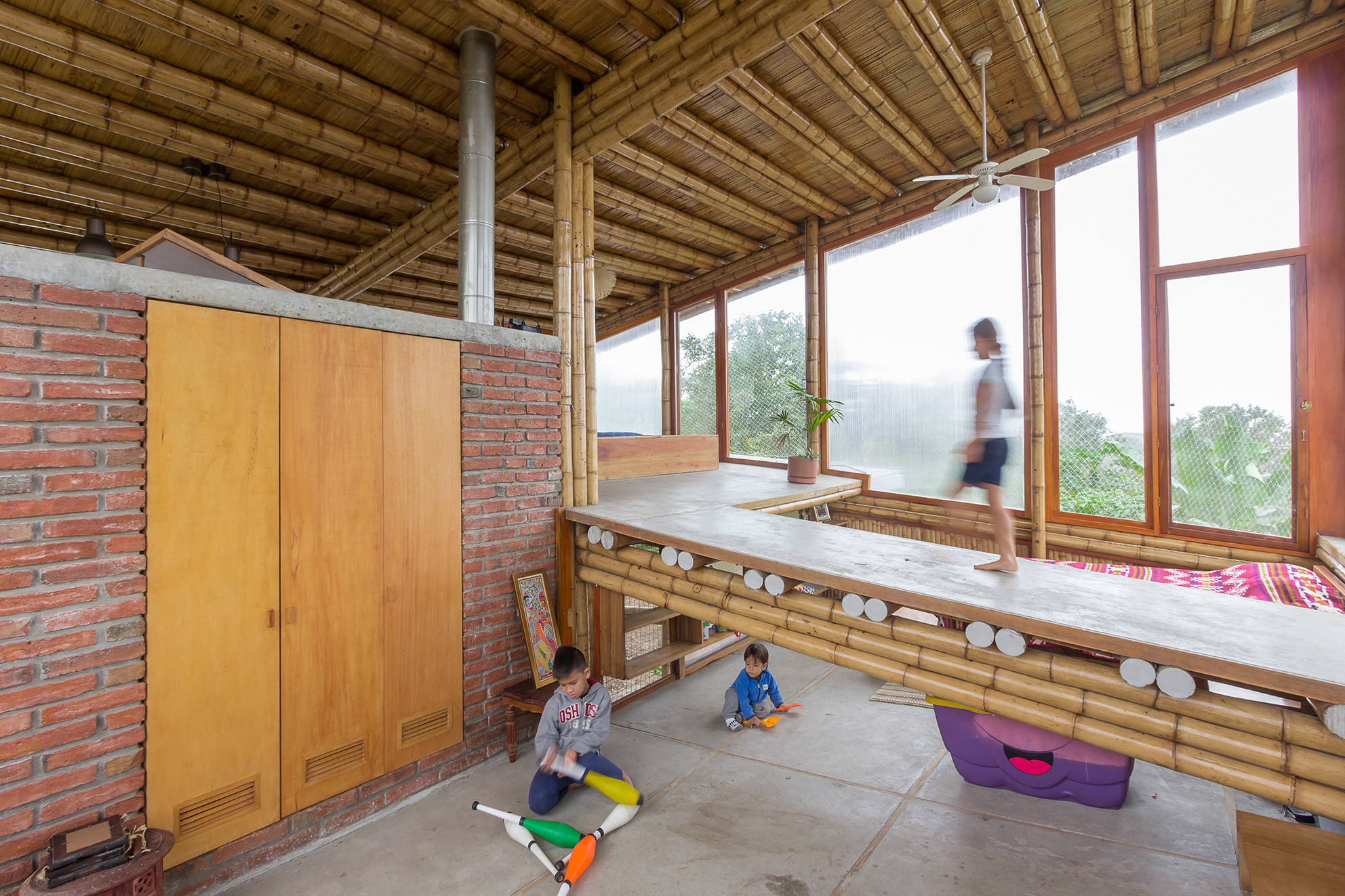 Архитектура: Домик с наклонным полом в Эквадоре