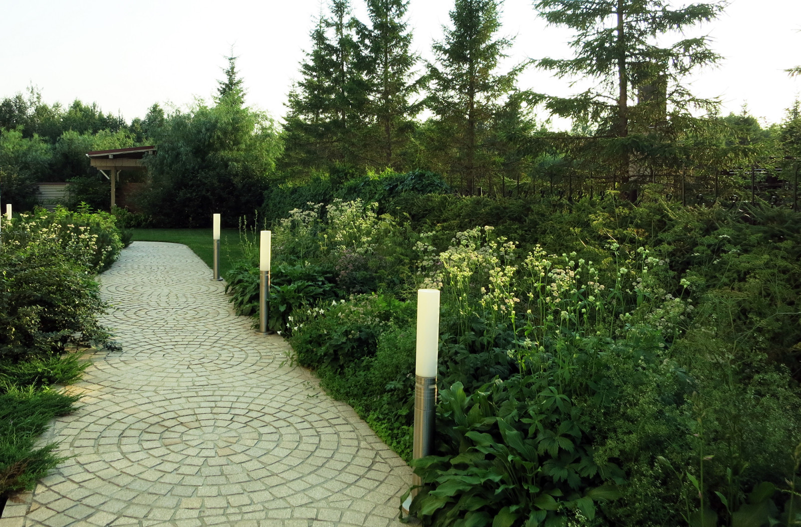 Сад с геометричным водоемом