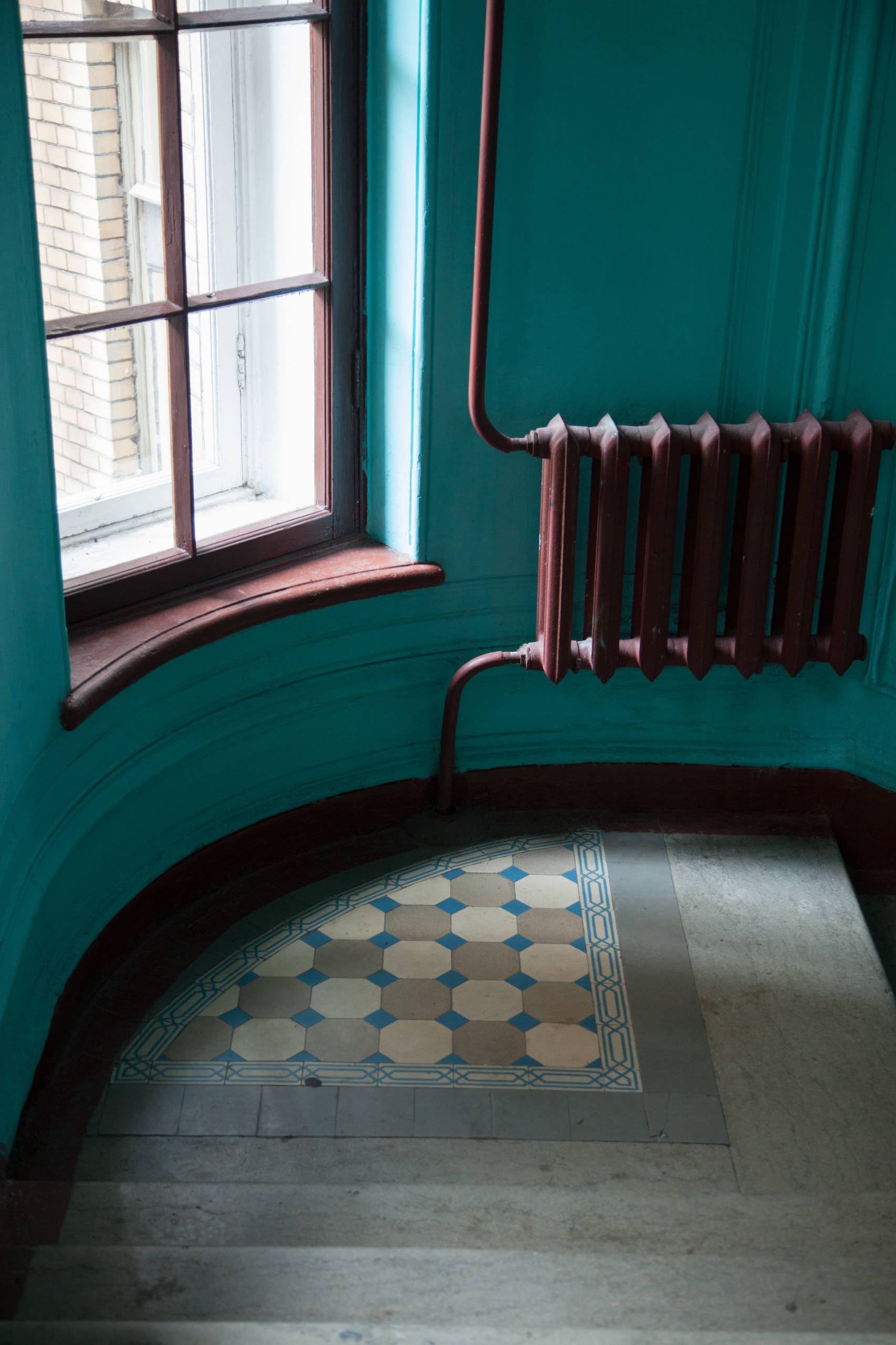 Фотоохота: 24 кадра из парадных доходного Петербурга