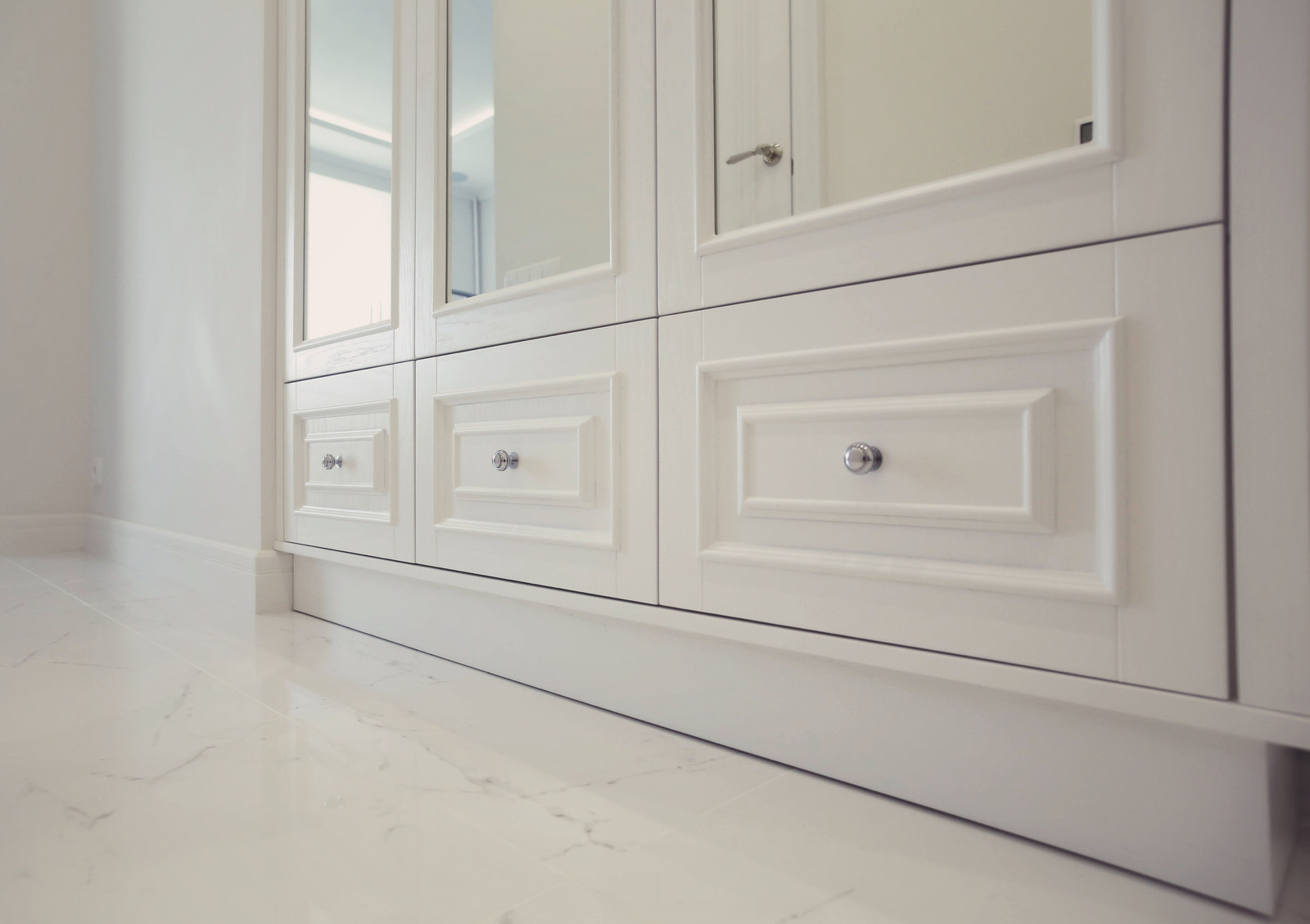 Белая мебель в стиле неоклассика.