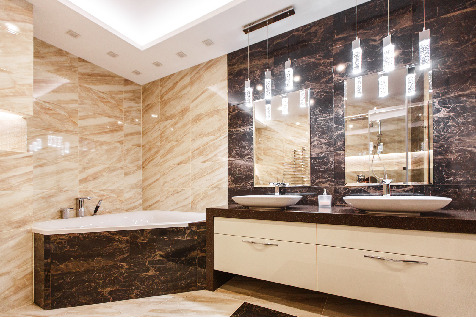 Современная квартира с мрамором на стенах