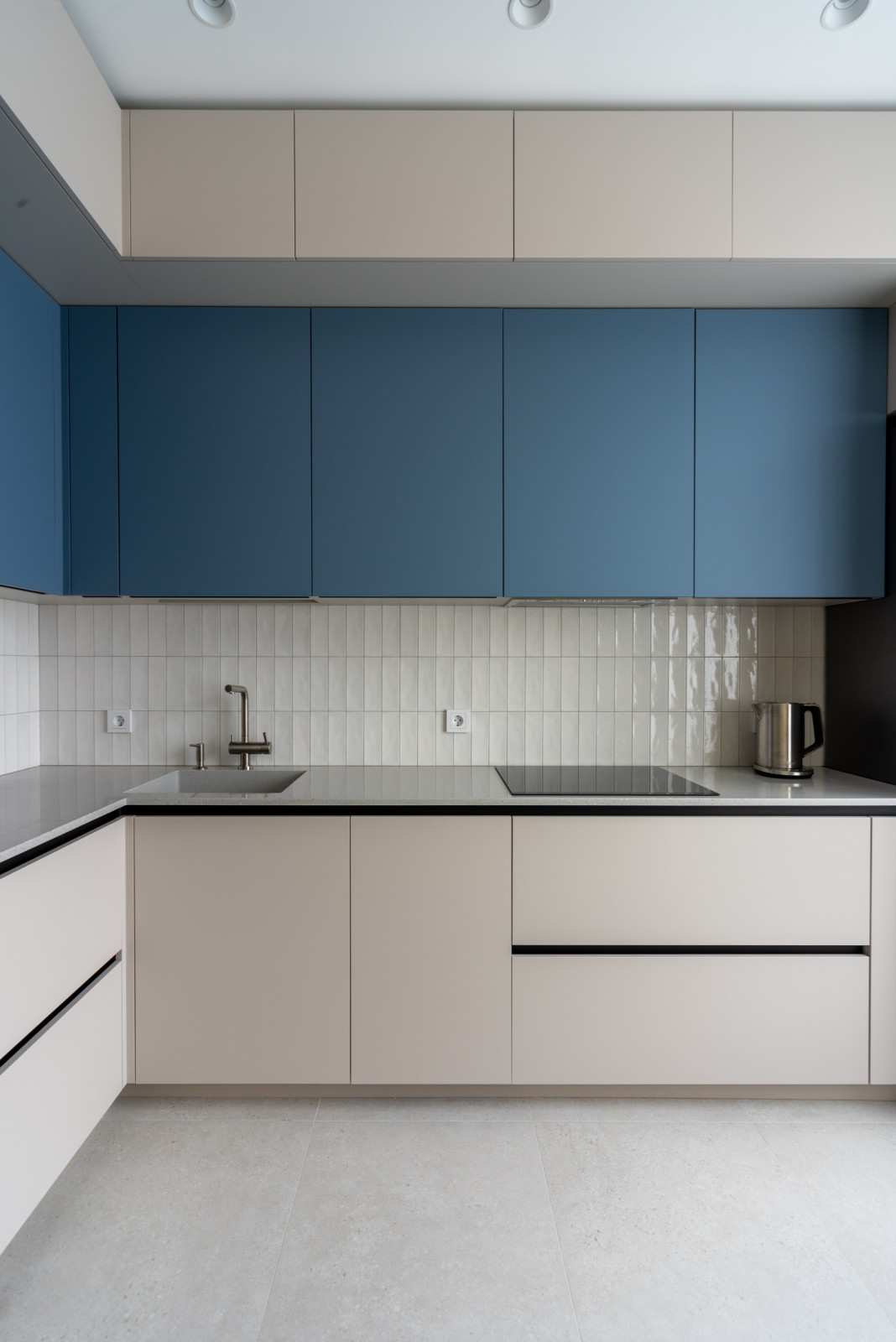 Двухуровневая угловая кухня