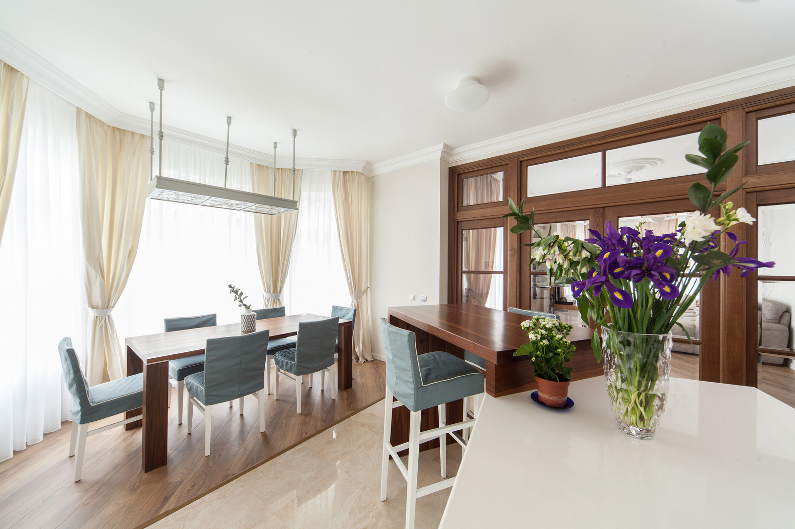 Дом с барельефами и витражами