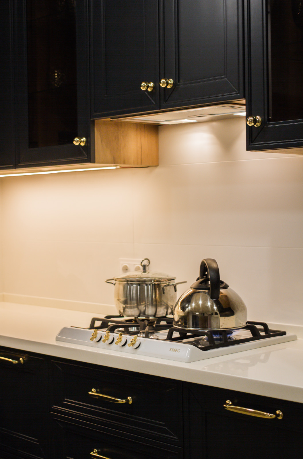 Черная кухня в стиле неоклассика