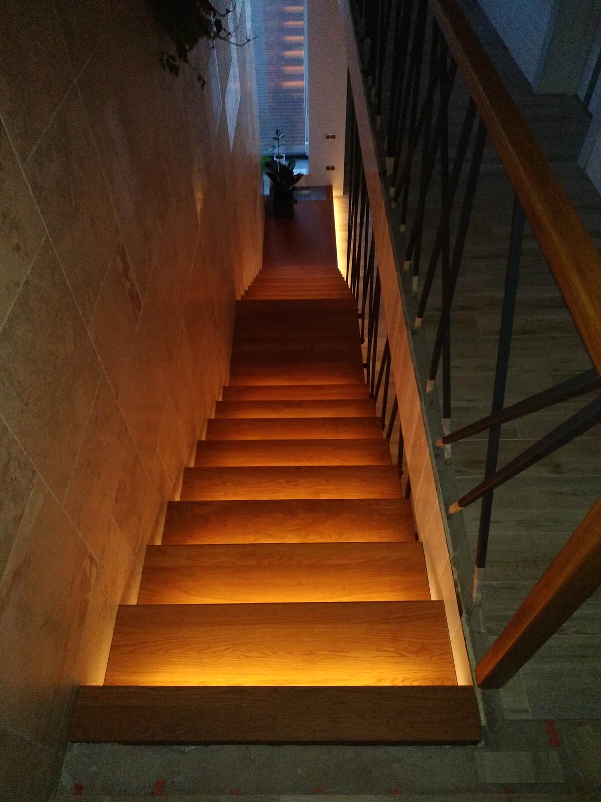 Дизайнерская лестница на больцах и подвесах с умной подсветкой