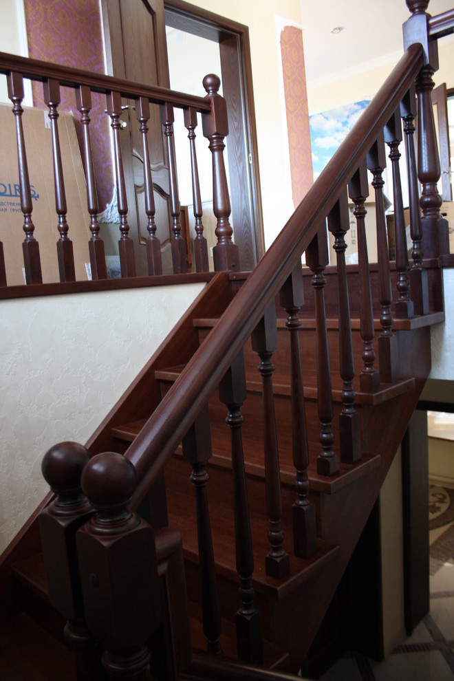 Лестница из ясеня с покраской в темный орех